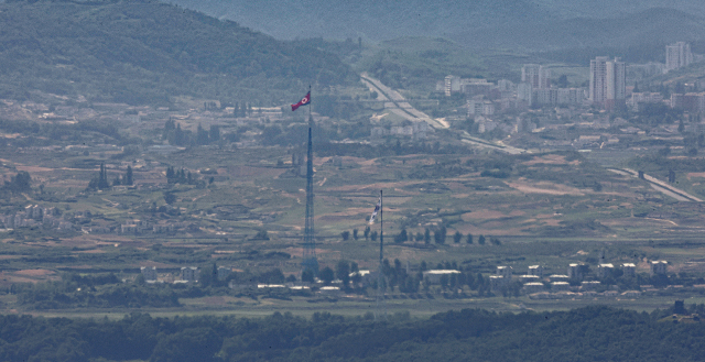 경기도 파주시 접경지역에서 바라본 서부전선 비무장지대(DMZ). 연합뉴스