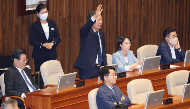 30일 국회 본회의에서 민주당 정청래 의원이 본인이 위원장인 과학기술정보방송통신위원장 사임의 건에 대한 이의를 제기하고 있다. 연합뉴스