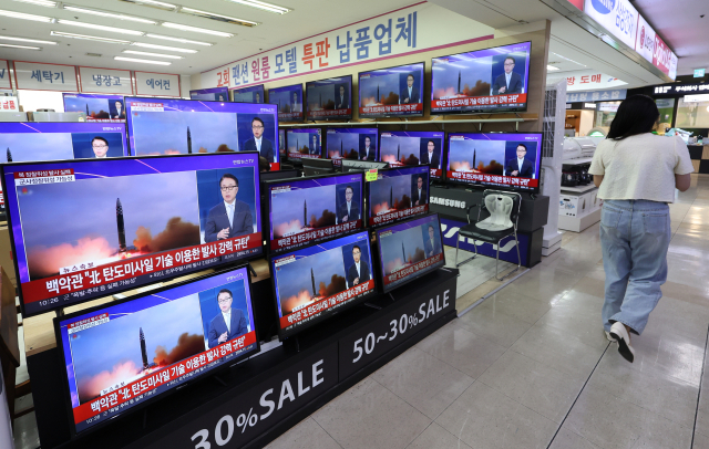 31일 용산 전자상가에 북한 우주발사체 발사 소식이 전해지고 있다. 연합뉴스