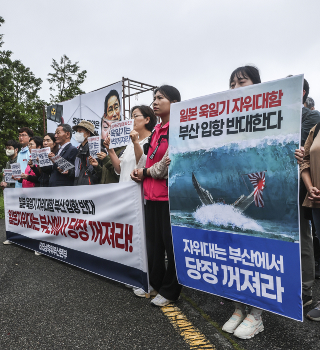 6.15남측위부산본부 회원들이 지난 30일 자위함기를 게양한 해상자위대 호위함 하마기리 함의 부산 해군작전기지 입항을 규탄하는 기자회견을 하고 있다. 연합뉴스