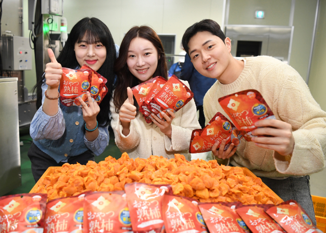 일본으로 수출될 청도 감말랭이 제품을 홍보중인 청도군청 직원들. 청도군 제공