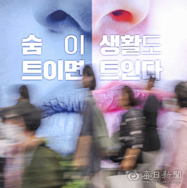 지난달 1일 대구 도시철도 2호선 반월당 역사에서 시민들이 발걸음을 옮기고 있다. 안성완 기자 asw0727@imaeil.com