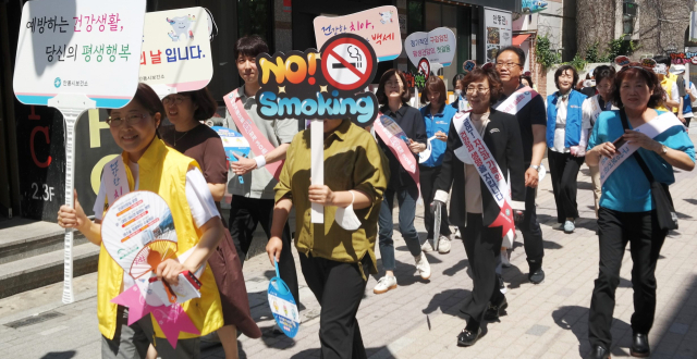 안동시 보건소는 지난달 31일 세계금연의 날을 맞아 금연과 구강관리에 대한 시민 홍보와 캠페인을 실시했다. 안동시 제공