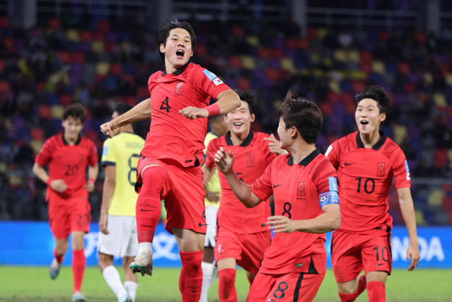 1일(현지시간) 오후 아르헨티나 산티아고 델 에스테로 스타디움에서 열린 2023 국제축구연맹(FIFA) 20세 이하(U-20) 월드컵 16강전 한국과 에콰도르의 후반전 경기에서 최석현(4번)이 대표팀의 세번째 골을 넣은 뒤 기뻐하고 있다. 연합뉴스