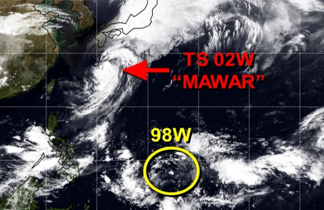 일본 본토 남쪽 해상으로 향하고 있는 2호 태풍 마와르(빨간색 화살표) 남동쪽, 즉 필리핀 동쪽 먼 바다이자 괌 인근에 열대요란 98W(노란색 원)가 위치해 있다. 미국 합동태풍경보센터(JTWC, Joint Typhoon Warning Center) 홈페이지