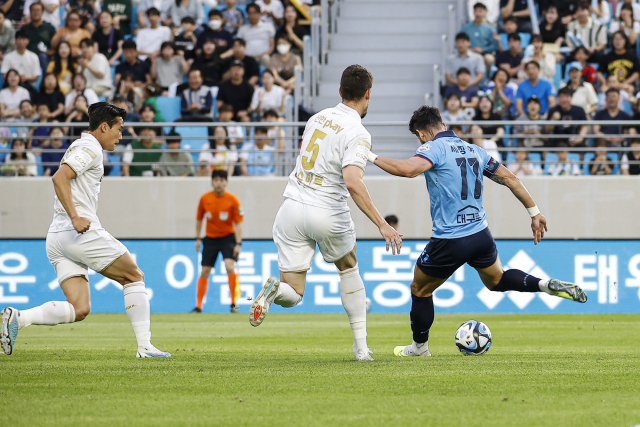 4일 대구 홈에서 열린 대구FC와 FC서울의 경기. 대구의 세징야가 오른발 슛으로 선제골을 터뜨리고 있다. 대구FC 제공