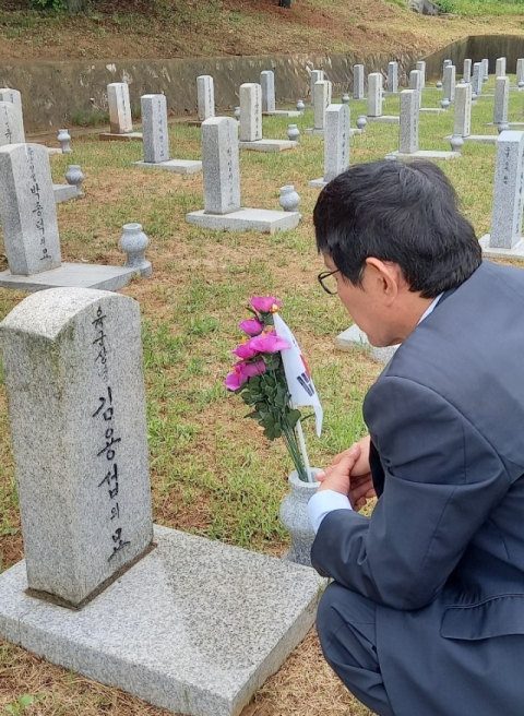 김재문 전 가톨릭상지대 부총장이 한국전쟁에 참여해 전사한지 72년 만에 찾은 자신의 삼촌의 묘비 앞에서 하염없이 눈물을 흘렸다. 김재문 씨 제공