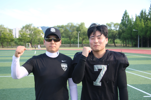 이건영 경일대 감독과 MVP를 차지한 신현솔. 대구경북미식축구협회 제공