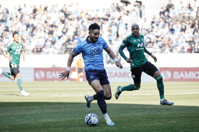 대구FC의 세징야. 올 시즌 전북 현대와의 첫 만남에서 드리블하고 있다. 대구FC 제공