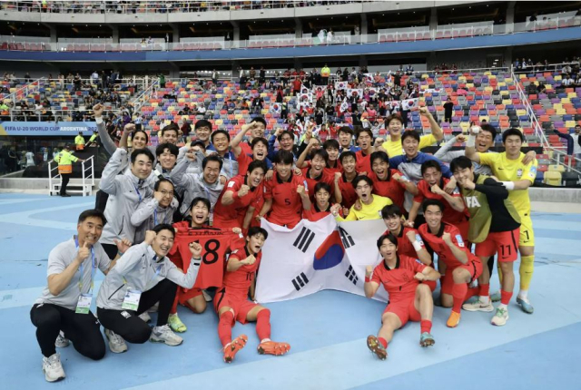 한국 U-20 축구 대표팀 선수들이 2023 FIFA 아르헨티나 U-20 월드컵에 출전해 4강 진출을 확정지은 뒤 기념 사진을 찍고 있다. U-20 월드컵 홈페이지 제공