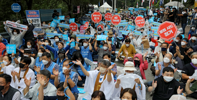 사드 반대 단체 관계자 등이 사드 철거, 기지 공사 중단 등을 요구하는 집회를 하고 있다. 매일신문 DB