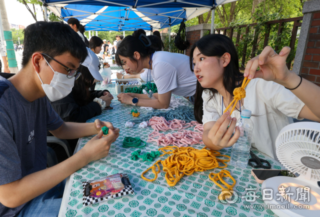 7일 계명대 성서캠퍼스 동문 앞에서 대구 환경교육주간을 맞아 계명대 탄소중립서포터즈 학생들이 탄소중립 실천을 위해 버려진 제품을 재활용하는 개념에서 벗어나 전혀 다른 제품으로 재생하는 것을 의미하는 