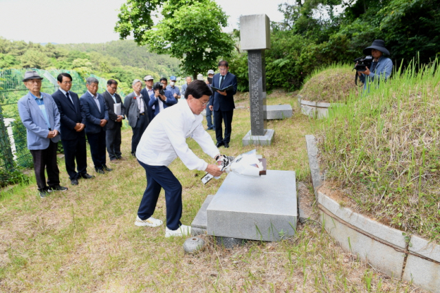 정종복 기장군수가 기장 출신 박영출 독립운동가 묘소를 참배하면서 헌화하고 있다. 제공 기장군