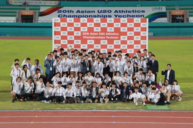 제20회 예천아시아U20육상경기선수권대회를 끝낸 대한민국 대표 육상선수 및 관계자들이 다함께 파이팅을 외치고 있다. 예천군 제공