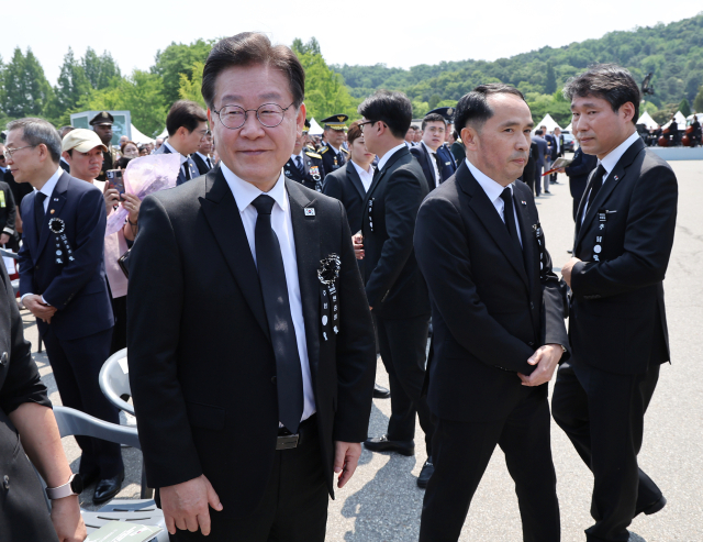 더불어민주당 이재명 대표(왼쪽)가 6일 서울 동작구 국립서울현충원에서 열린 제68회 현충일 추념식장에서 최원일 전 천안함장(가운데)으로부터 항의를 받은 뒤 돌아서고 있다. 연합뉴스