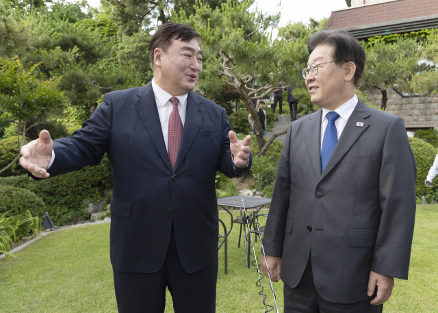 더불어민주당 이재명 대표가 8일 저녁 성북구 중국대사관저에서 싱하이밍 주한 중국대사를 만나고 있다. 연합뉴스