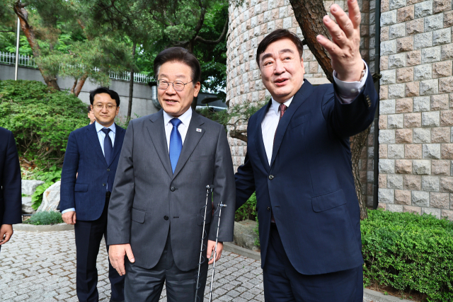 더불어민주당 이재명 대표가 8일 저녁 성북구 중국대사관저에서 싱하이밍 주한 중국대사를 만나고 있다. 연합뉴스