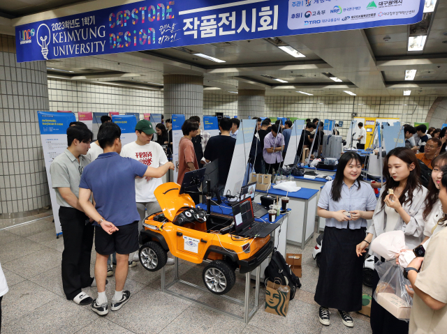 계명대가 계명대역에서 캡스톤디자인 작품전시회를 열어 성과를 공유하고 있는 모습. 계명대 제공