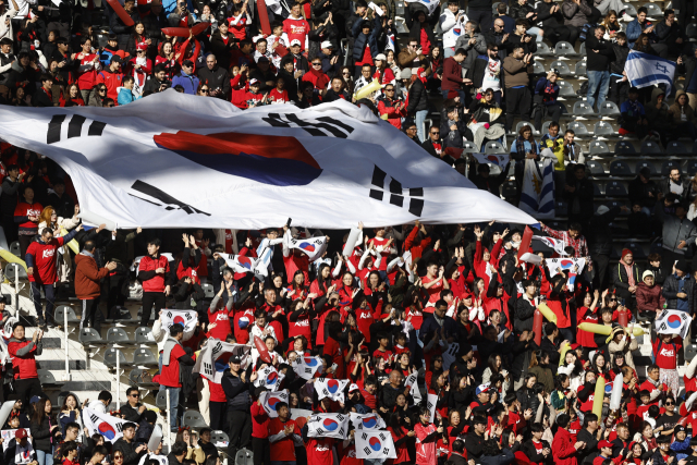 12일(한국 시간) 한국과 이스라엘의 2023 FIFA U-20 월드컵 3~4위전이 아르헨티나 라플라타 스타디움. 한국 팬들이 관중석에서 태극기를 흔들며 대표팀을 응원하고 있다. EPA연합뉴스