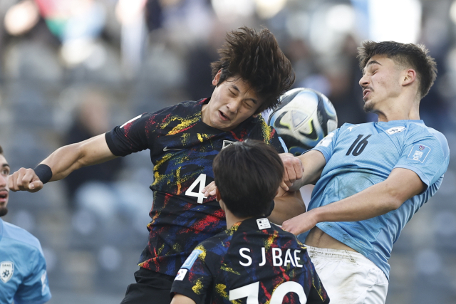 12일(한국 시간) 아르헨티나 라플라타 스타디움에서 열린 2023 FIFA U-20 월드컵 3~4위전. 한국의 최석현(4번)이 이스라엘의 란 빈야민과 공중볼을 다투고 있다. EPA연합뉴스