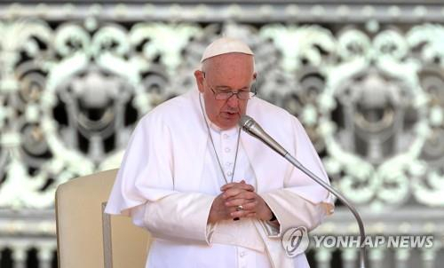 탈장 수술을 받고, 건강 회복에 들어간 프란치스코 교황. 연합뉴스