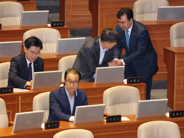 30일 국회 본회의에 윤관석, 이성만 의원이 참석하고 있다. 연합뉴스