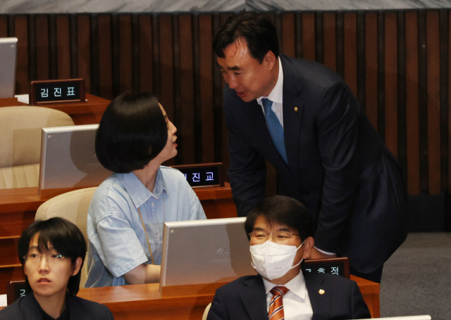 30일 국회 본회의에서 윤관석 의원이 류호정 의원과 인사하고 있다. 연합뉴스