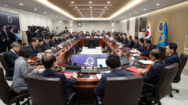 윤석열 대통령이 13일 서울 용산 대통령실에서 국무회의를 주재하고 있다. 연합뉴스