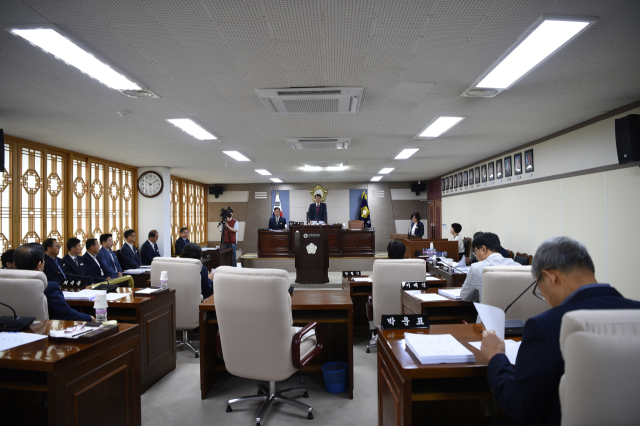 경북 군위군의회는 제274회 제1차 정례회를 열고 행정사무감사에 들어갔다. 군위군의회 제공