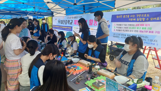 지난 10일 대구 달서구에 있는 월성공원에서 열린 달서나눔장터 행사에서 대건중학교 3개 학생 동아리(대건아트공작소·온그린반·YHY봉사동아리)가 연합해 6·25 참전용사 돕기 성금 마련을 위한 재능기부 활동을 실시했다. 대구시교육청 제공