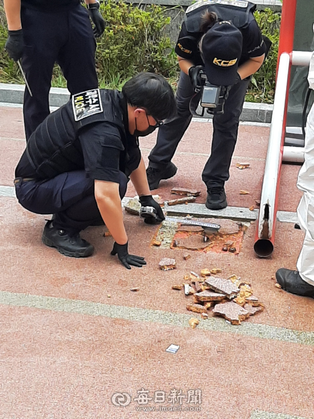 흔들의자에 깔려 남자 초등학생이 숨진 경북 경산의 한 아파트에서 13일 경북경찰청과 국과수가 합동 현장감식을 진행하고 있다. 김진만 기자