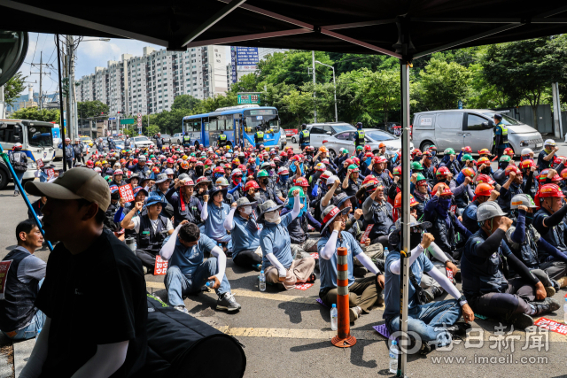 13일 오후 대구경찰청 앞에서 전국건설노조 대구경북지부 조합원들이 경찰의 압수 수색을 규탄하고 김수영 대구경찰청장의 사퇴를 요구하는 집회를 열고 있다. 우태욱 기자 woo@imaeil.com