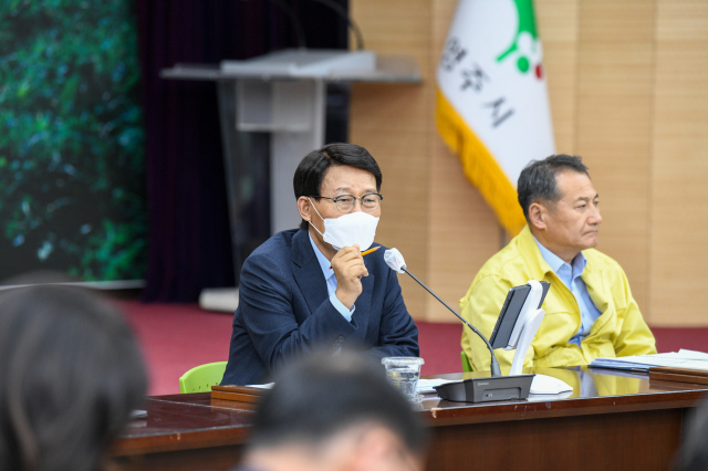 박남서 영주시장이 확대간부회의에서 부서장들에게 현안사업을 지시하고 있다. 영주시 제공