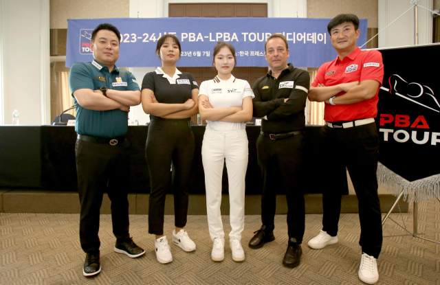 2023-2024 PBA-LPBA 투어 미디어데이에서 조재호(오른쪽부터), 스롱 피아비, 한지은, 다니엘 산체스, 이충복이 포즈를 취하고 있다. 연합뉴스