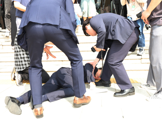 더불어민주당 장경태 최고위원이 14일오전 과천 방송통신위원회를 항의 방문, 함께 온 조승래 의원이 성명서를 읽던 중 쓰러졌다. 연합뉴스