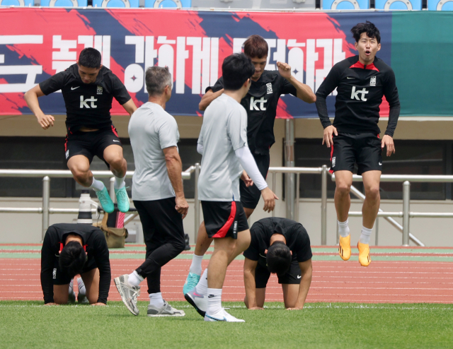 13일 부산 구덕운동장에서 손흥민(오른쪽 첫번째)을 비롯한 한국 축구 대표팀이 훈련하고 있다. 연합뉴스