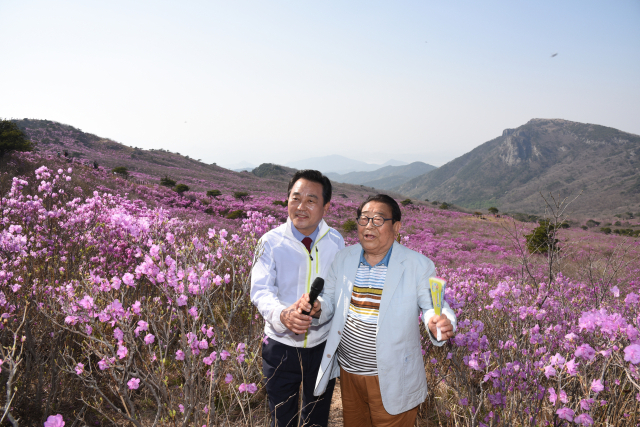 김문오(사진 왼쪽) 전 달성군수가 비슬산 참꽃 축제 때 고 송해 씨와 함께 찍은 사진. 김문오 전 달성군수 제공.