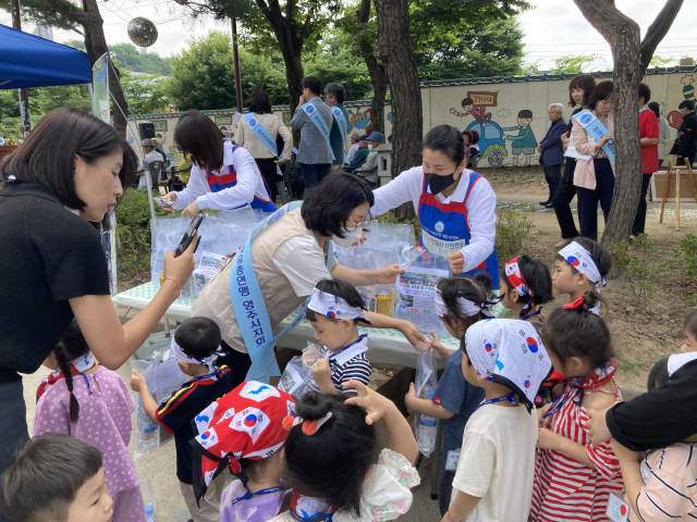 어린이집 원생들이 한국전쟁의 역사를 배우고 익혔다. 마경대 기자