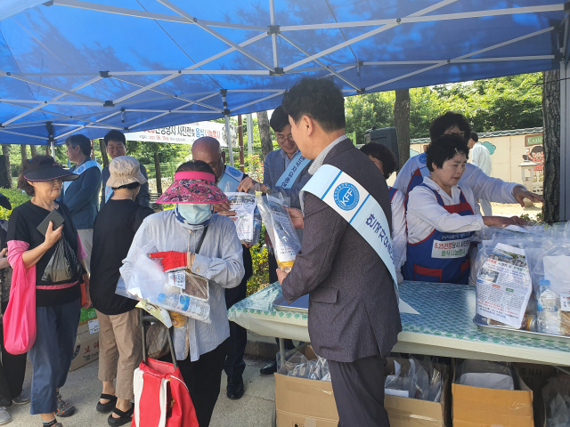 시민들에게 주먹밥과 보리개떡을 니눠주고 있다. 마경대 기자