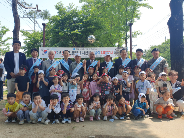 행사장을 찾은 어린이집 원생들과 관계자들이 기념 사진을 촬영했다. 마경대 기자