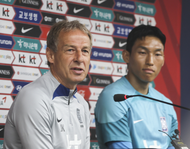 페루와 평가전을 하루 앞둔 15일 한국 축구 대표팀의 위르겐 클린스만 감독과 골키퍼 김승규가 부산 아시아드주경기장에서 열린 공식 기자회견에 참석, 질문에 답하고 있다. 연합뉴스