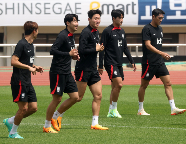 13일 부산 서구 구덕운동장에서 손흥민(왼쪽에서 두 번째)을 비롯한 축구 국가대표팀이 훈련하고 있다. 연합뉴스