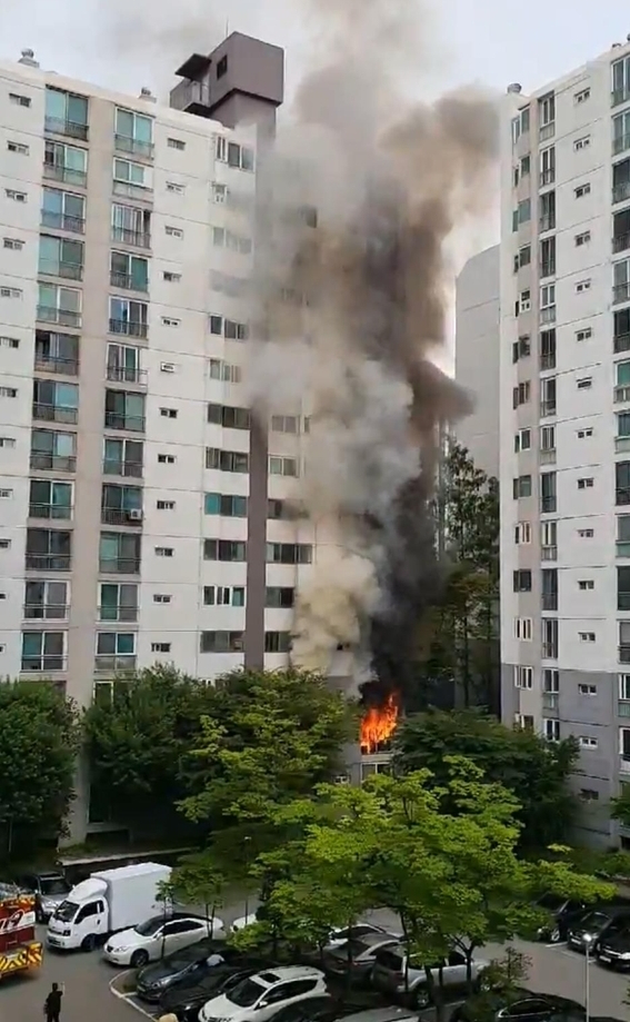 17일 오후 경기 성남시 분당구 정자동 소재 15층 규모 아파트에서 발생한 화재로 1명이 사망하고 1명이 부상을 입는 등 2명의 사상자가 나왔다. 사망자는 초등학생 A군으로, 질식 부상을 입은 B씨의 아들인 것으로 밝혀져 안타까움을 더하고 있다. 연합뉴스