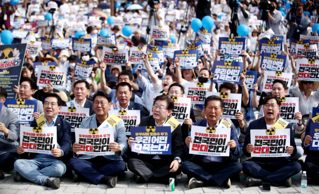 더불어민주당 이재명 대표와 동료 의원·당원들이 17일 오후 인천시 부평구 인천지하철 1호선 부평역 북광장에서 일본 후쿠시마 오염수 방류 규탄대회를 열고 있다. 연합뉴스