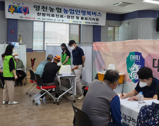 경북농협과 영천농협이 영천시 화남면에서 운행한 농업인행복버스의 의료지원 서비스 모습. NH농협 영천시지부 제공