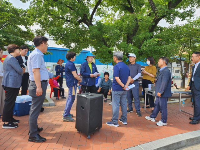 성주군청 앞에서 집회를 열고 있는 성주군 대가면 대천1리 주민과 성주군 관계자가 제조업소 건축 신고 수리에 대해 이야기를 나누고 있다. 이영욱 기자