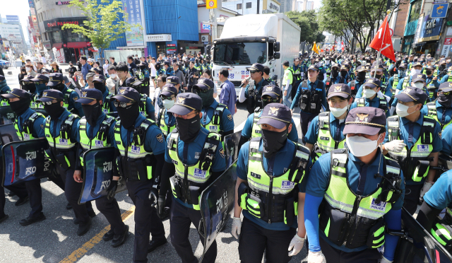 17일 오전 대구 중구 대중교통전용지구에서 대구퀴어문화축제 행사차량이 경찰의 보호를 받으며 축제 장소로 진입하고 있다. 연합뉴스