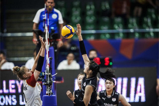 19일(한국시간) 브라질 브라질리아의 닐슨 넬슨 아레나에서 열린 2023 국제배구연맹(FIVB) 발리볼네이션스리그(VNL). 공격을 시도하는 정지윤. 국제배구연맹 홈페이지