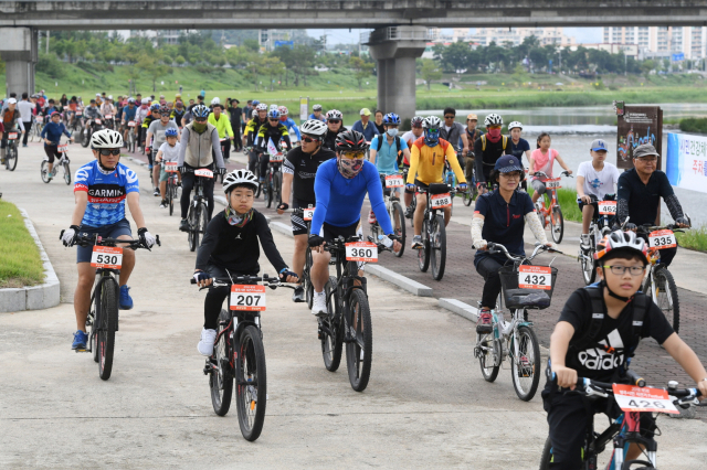 지난 2019년 마지막으로 열린 영주시민 자전거 페스티벌에 참가한 시민들이 서천 둔치를 힘차게 달려가고 있다.영주시 제공