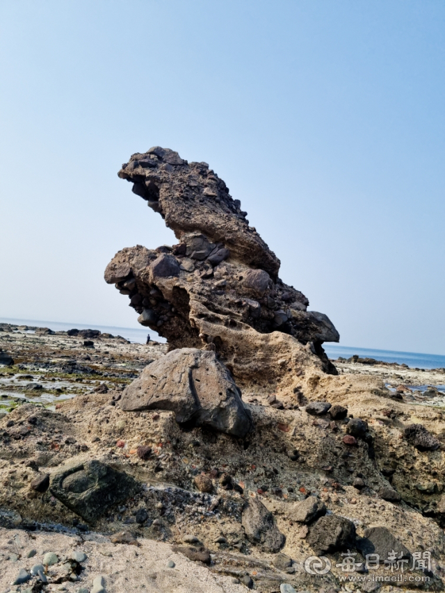 포항시 남구 호미곶면 구만리 해안가에 위치한 독수리바위. 바위 위에 날개를 접은 독수리가 올라 앉아있는 모습과 비슷하다고 해서 이름 붙여졌다. 포항시 제공